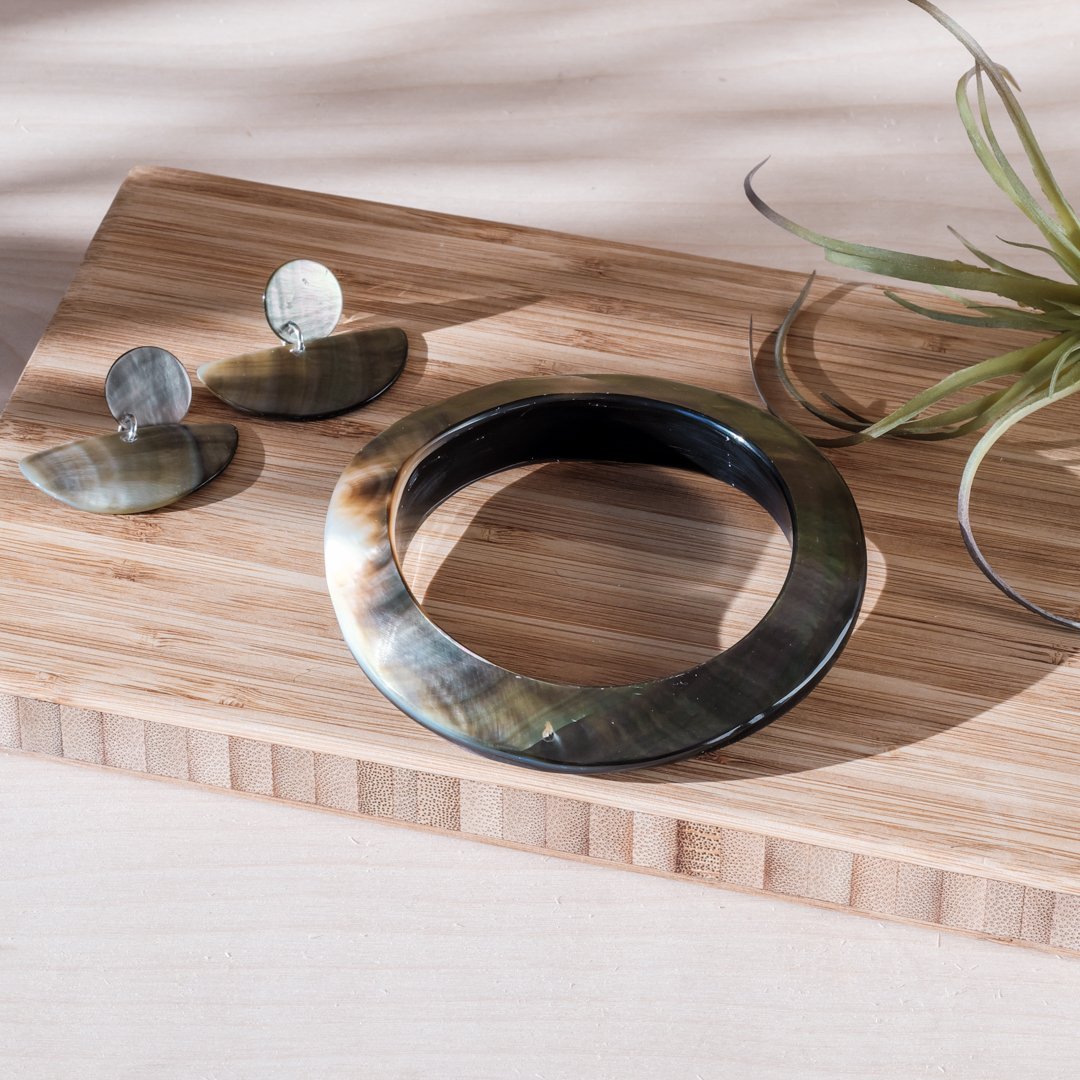 Mother-of-Pearl Bangle, Iridescent Grey - Natural Jewelry | LIKHÂ by LIKHÂ